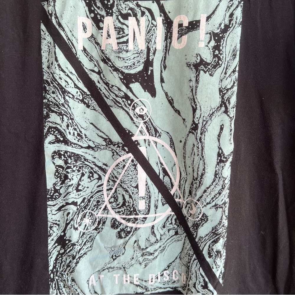 🍒💣 Panic! At the Disco band t-shirt